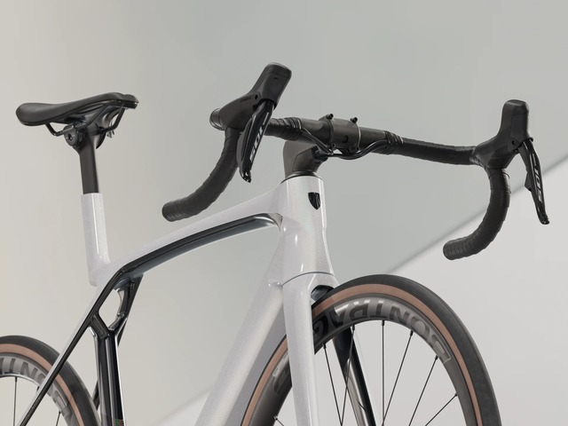 Trek Madone SL6 - Gen 8 - 105 Di2 M/L White Prismatic 