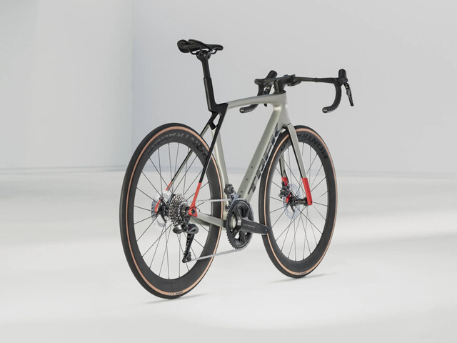 Trek Madone SL7 - Gen 8 - Ultegra Di2 Matte Lunar Silver 