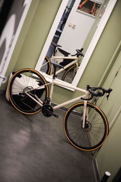 S-Works Aethos - Force AXS m/ Wattmåler Gloss Sand/Brushed Gold Foil - Demo 52cm 