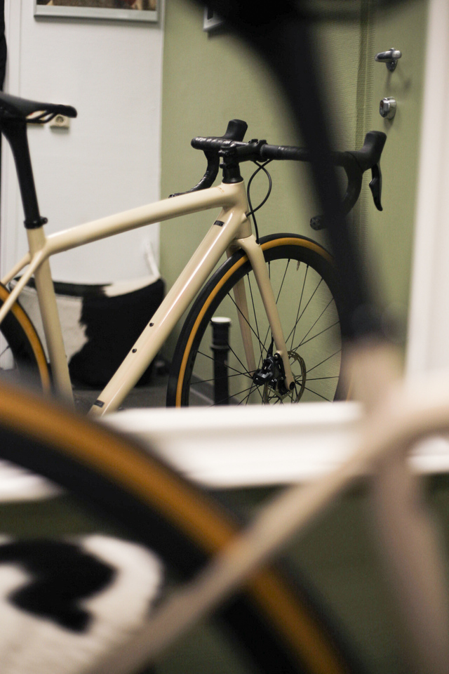 S-Works Aethos - Force AXS m/ Wattmåler Gloss Sand/Brushed Gold Foil - Demo 52cm 